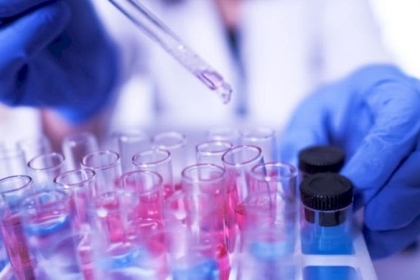 لقاح كورونا الأميركي الواعد.. لماذا تجرى التجارب ببريطانيا؟