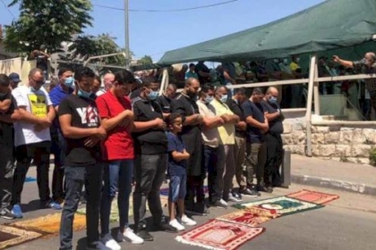مقدسيون يؤدون صلاة الجمعة في خيمة الاعتصام بسلوان