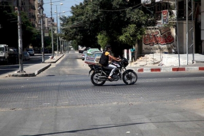 بالصور : سائقو توصيل "دلفري" يركبون درجاتهم النارية لتوصيل طلبات الزبائن في غزة