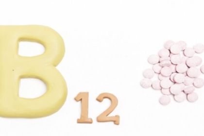 علامتان على الجسم تحذران من انخفاض مستويات فيتامين B12 بشكل خطير