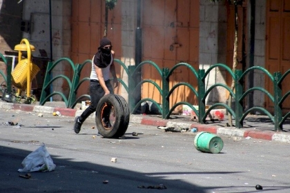 شاهد: مواجهات عنيفة بين جنود الاحتلال وشبان فلسطينين في الخليل
