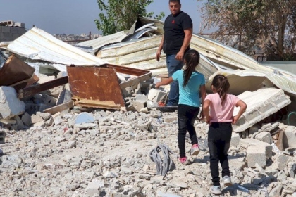 الاحتلال يجبر شقيقين على هدم منزليهما شمال القدس