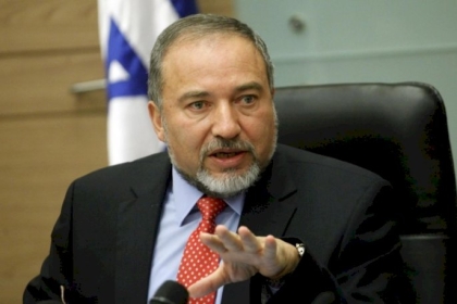 ليبرمان يعلق  على انهيار الدولار أمام الشيكل