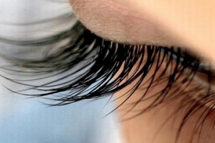 أهم 5 أسباب تؤدي إلى تساقط الرموش لدى النساء