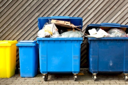 رجل روسي يلقي رفيقته التي أزعجته في حاوية قمامة...فيديو