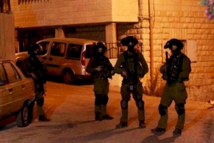 الاحتلال يسلم أسيراً محرراً من الخضر استدعاء لمراجعة مخابراته