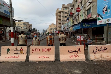 لجنة اللاجئين بحركة فتح تنفذ مبادرة "اصنع تغيير" للرسم على المكعبات الاسمنتية بمحافظة رفح