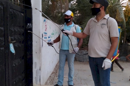 كوادر فتحاوية بساحة غزة تُعقم منطقة المغراقة
