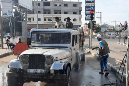 كوادر حركة فتح تنفذ مبادرة تعقيم لمدخل مخيم المغازي في المحافظة الوسطى