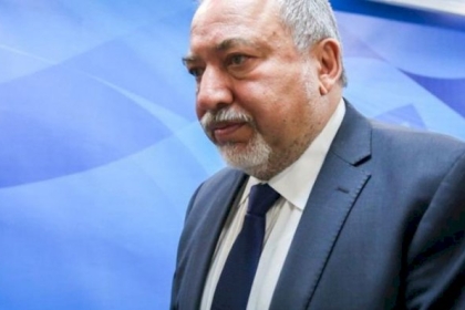 ليبرمان يدخل الحجر الصحي بعد مخالطة مصاب بكورونا