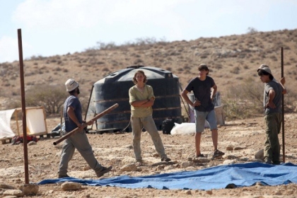 مستوطنون يعتدون على مواطنين جنوب الخليل