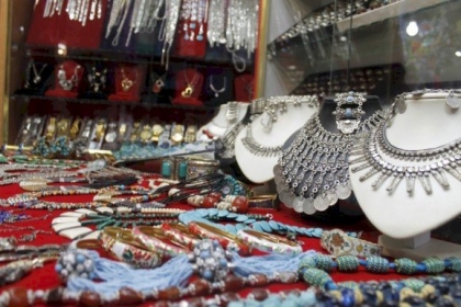 الصناعات اليدوية الفلسطينية شواهد حية على هوية تأبى أن تطمس