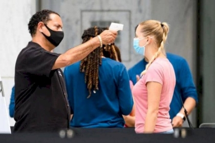 مجرد وهم.. خبراء يشككون في جدوى قياس الحرارة بأبواب المحلات