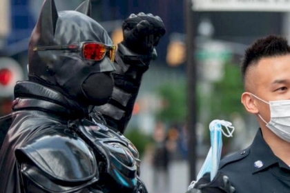 الوطواط يستأنف التصوير بعد التوقف بسبب كورونا