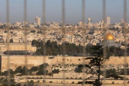 الاحتلال يسلم المواطنة مريم العجلوني قرارًا بالإبعاد عن القدس