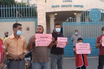 اعتصام أمام مقرات الأونروا بخانيونس رفضاً للآلية الجديدة لتوزيع المساعدات الغذائية