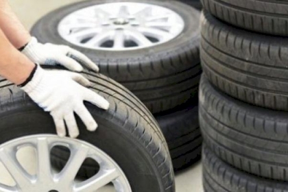 إدخال 12 شاحنة محملة بإطارات السيارات