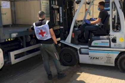 توزيع الكهرباء بغزة تستلم شحنة قواطع أوتوماتيكية بواسطة الصليب الأحمر