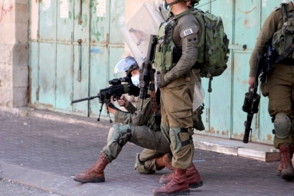 صور من مواجهات شبان مع جيش الاحتلال ظهر اليوم في الخليل
