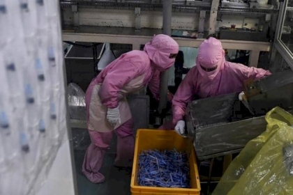 أكبر منتج للقاحات بالعالم يتعهد: سنتيح مواردنا للبشرية جمعاء