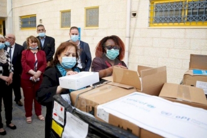 الصحة تتسلم شحنة مساعدات من الهند