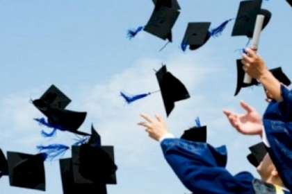 "التعليم العالي" تعلن عن توفر منح دراسية في عدة دول