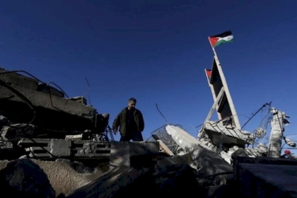 الاحتلال يخطر بإزالة مدرسة ومسجد شرق يطا جنوب الخليل