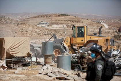 قوات الاحتلال الإسرائيلي تهدم منزل فلسطيني بالقرب من الخليل في الضفة الغربية