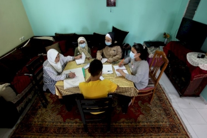 #صور.. المدرسة إكرام الأسطل (80 عاما) تدرس الطلبة في منزلها بمدينة غزة كإجراء وقائي وسط تفشي فيروس كورونا