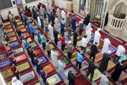 أوقاف غزة تدعو رواد المساجد إلى الالتزام  بالإجراءات الوقاية طوال المكوث بالمسجد