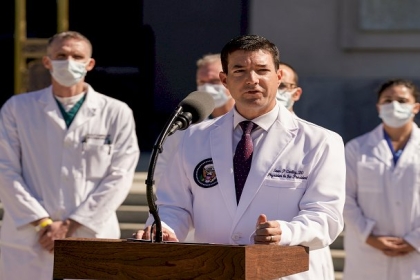 طبيب ترامب يوضح حالته الصحية عقب إصابته بفيروس كورونا