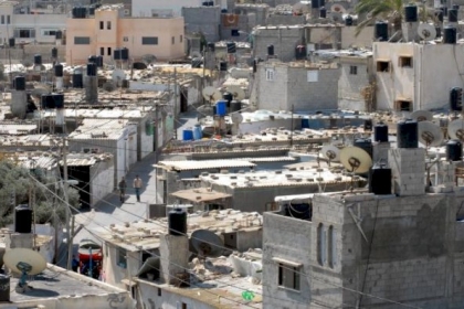 الأونروا توقع عقداً لبناء 121 شقة سكنية لصالح لاجئين من دير البلح