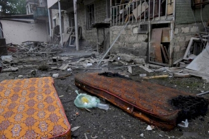 أرمينيا وأذربيجان تتبادلان الاتهامات وسط استمرار المعارك