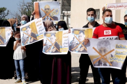 وقفة احتجاجية لعمال محافظة رفح رفضاً لسياسة  التمييز من قبل حكومة رام الله  بين غزة و الضفة