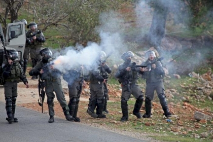 نابلس: اصابة العشرات بالاختناق خلال استهداف الاحتلال فعالية زراعة الأشجار