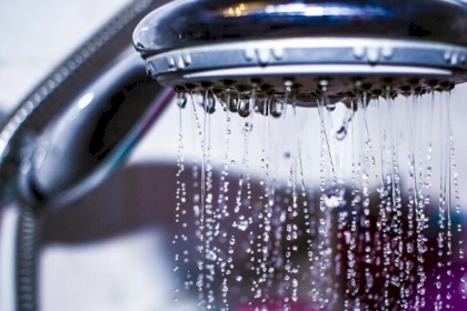 الأطباء يحذرون من غسل جزء في الجسم خلال الاستحمام