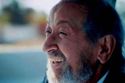 مخرج شهير يكشف عن صورة نادرة لنور الشريف و"موقف محرج"