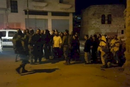 مستوطنون يحرقون مركبتين في بلدة ترمسعيا شرق رام الله