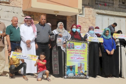 بالصور: كوادر حركة فتح يتضامنون مع ابتسام القرا المضربة عن الطعام