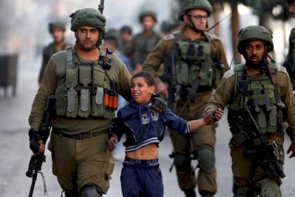 قوات الاحتلال تعتقل طفلاً من مدينة الخليل