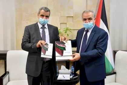 اشتية يتسلم التقرير السنوي لديوان الرقابة المالية والإدارية