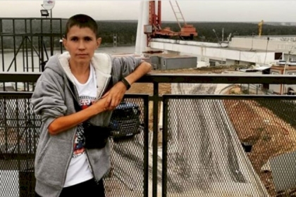 كيف يبدو هذا الطفل بعد توقف نموه .. إليك القصة