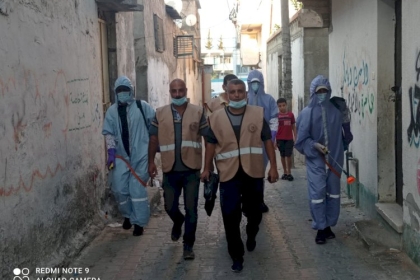 كوادر فتحاوية تُعقم منازل المحجورين في مخيم البريج