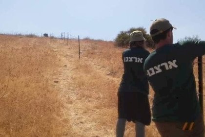 مستوطنون يسيجون أراضي في الأغوار الشمالية