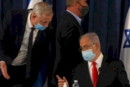 هآرتس تتساءل: هل يصوب غانتس مسدسه نحو نتنياهو