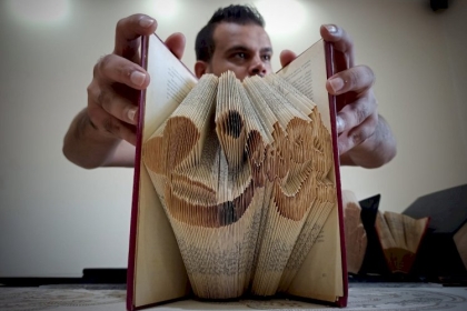 #صور | فن " الأوريغامي الياباني" يرى النور في غزة