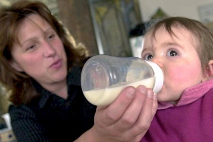 دراسة مخبرية تكشفُ مادة "خطيرة" في رضاعات الأطفال