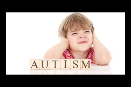 علامات ودلائل على إصابة الطفل بالتوحد وفرط الحركة منذ عامه الأول
