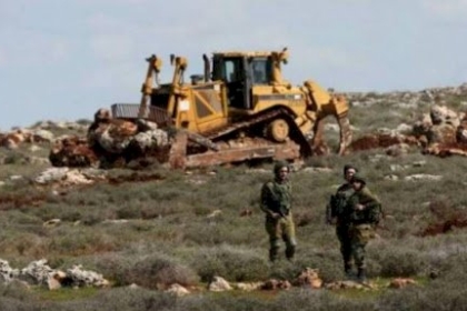 مستوطنون يجرفون أراضي وينصبون بركسات في الأغوار الشمالية