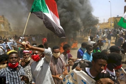 الحكومة السودانية تغلق مركز المدينة وتنتشر بالقرب من القيادة والقصر الجمهوري- فيديو